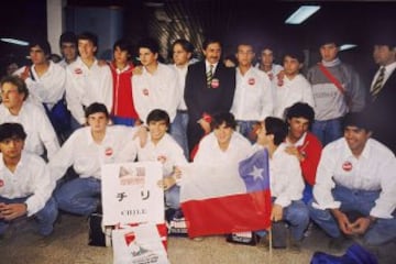 El técnico, en el centro vestido de terno, tuvo el gran logro de su carrera como entrenador con esa selección. Luego de dirigir se dedicó a la política y fue concejal en la Comuna de Santiago.