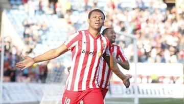 Kalu Uche celebra un gol con el Almer&iacute;a.