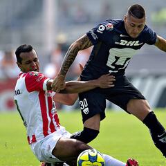 Con gran actuación chilena, Pumas liquidó a Necaxa