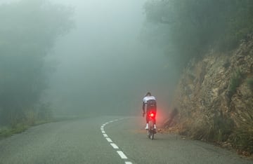 El corredor del UAE (22 a?os) escala la subida que tena prevista para ese da (por partida doble, haciendo series rumbo a la Ermita de Sant Grau) entre la niebla por la zona de los alrededores de Sant Feliu de Guixols. La fuerte lluvia hizo que se desprendiesen algunas piedras de los lados.
