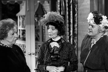 La actriz británica vivió una vida tan larga como fascinante, alcanzando los 101 años. Nacida en Inglaterra en 1883, fue una actriz de teatro desde joven y se convirtió en una figura destacada en Broadway y el West End. Su carrera cinematográfica despegó más tarde, con papeles memorables en películas como en 'Los productores' (1967) y 'Un cadáver a los postres' (1976), donde su humor excéntrico brillaba con fuerza.

Además de su talento, fue conocida por su espíritu libre y su ingenio. Trabajó hasta los 93 años y se convirtió en una de las actrices más longevas de Hollywood. Falleció en 1984, dejando un legado de elegancia, irreverencia y pasión por el escenario que desafió el paso del tiempo.