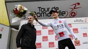Carlos Rodríguez, en el podio del Tour de Romandía 2024.