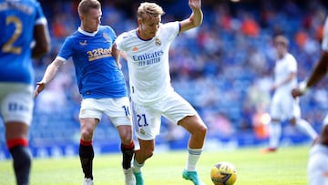 Martin Odegaard, controlando el balón en el amistoso entre el Real Madrid y el Glasgow Rangers.