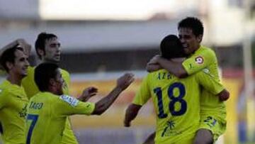 <b>EUFORIA. </b>Los jugadores del Villarreal B celebran el gol de Airam que supuso los tres primeros puntos del mini Submarino.