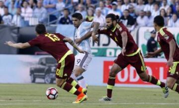 Ever Banega ante Luis Manuel Seijas y Oswaldo Vizcarrondo.