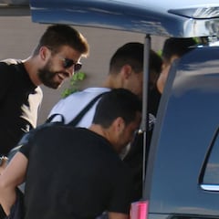 Piqué llegó sonriente a Las Rozas junto a Bartra, Pedro, Busquets y Alba