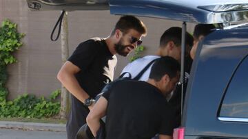 Piqué llegó sonriente a Las Rozas junto a Bartra, Pedro, Busquets y Alba