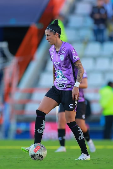 La jugadora de la selección española femenina y reciente campeona del mundo ha reaparecido con su club, el Club de Fútbol Pachuca Femenil de la Primera División Femenil de México. Jenni salió en los últimos minutos de juego siendo recibida con una gran ovación y un gran tifo sobre la portería.