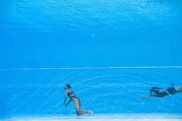 Cuando la m¨ªtica solista estadounidense, acababa su ejercicio y se deten¨ªa la m¨²sica durante el mundial de Budapest, se desvaneci¨® dentro del agua, por lo que r¨¢pidamente saltaron a la piscina la propia seleccionadora, Andrea Fuentes, vestida de calle, y un auxiliar de la competici¨®n que ha sujetado a la nadadora.