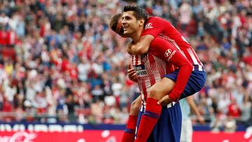 Morata es felicitado por Montero tras marcar el segundo gol frente al Celta.