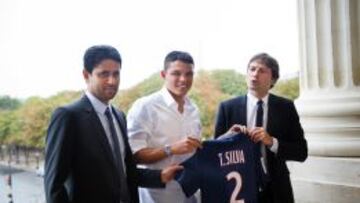 Thiago Silva, entre Al-Khelaifi y Leonardo el día de su presentación.