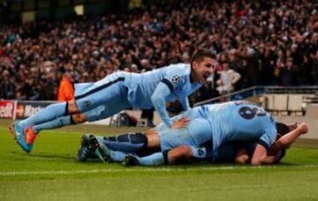 Sergio Agüero anotó los tres tantos en el triunfo de Manchester City.