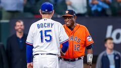 Arlington (United States), 18/10/2023.- Houston Astros manager Dusty Baker Jr. (R) meets with Texas Rangers manager Bruce Bochy (L) before the start of game three of the Major League Baseball (MLB) American League Championship Series playoffs between the Houston Astros and the Texas Rangers at Globe Life Field in Arlington, Texas, USA, 18 October 2023. The Championship Series is the best-of-seven games. (Liga de Campeones) EFE/EPA/ADAM DAVIS
