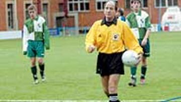 <b>VUELTA AL TRABAJO</B>. Esteban Díaz se encamina al círculo central para comenzar el partido.