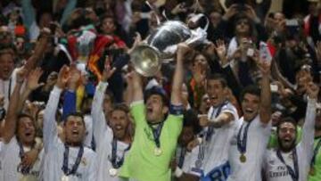 Los jugadores del Madrid levantan la Champions en el estadio Da Luz de Lisboa.