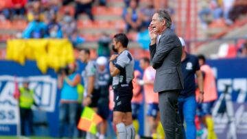 MEX549. SAN LUIS POTOSÍ (MÉXICO), 09/04/2022.- El entrenador del León, Ariel Holan, reacciona ante Atlético San Luis hoy, durante un juego de la jornada 13 del torneo Clausura 2022 de la Liga MX, en el estadio Alfonso Lastras de la ciudad de San Luis Potosí (México). EFE/Víctor Cruz
