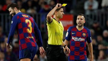 Soccer Football - La Liga Santander - FC Barcelona v Levante - Camp Nou, Barcelona, Spain - February 2, 2020   Barcelona&#039;s Gerard Pique is shown a yellow card by referee Adrian Vega as Jordi Alba reacts      REUTERS/Albert Gea