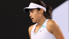 La tenista brit&aacute;nica Emma Raducanu reacciona durante su partido ante Danka Kovinic en segunda ronda del Open de Australia 2022.