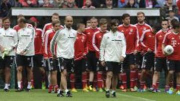 El nuevo entrenador del Bayern Múnich, Pep Guardiola (c-izda.) y el preparador físico Lorenzo Buenaventura (c-dcha.), durante el primer entrenamiento de Guardiola como técnico del equipo en el estadio Allianz Arena de Múnich, Alemania, hoy, miércoles 26 de junio de 2013.