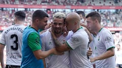 Pombo y Aldasoro felicitan a Matheus por el gol que marcó en El Molinón.