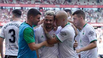 Pombo y Aldasoro felicitan a Matheus por el gol que marcó en El Molinón.