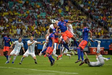 Jugadores argentinos y colombianos disputan un balón.