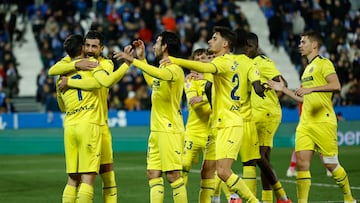 LEGANÉS (MADRID), 22/12/2024.- El delantero del Villarreal Gerard Moreno (i) celebra el cuarto gol de su equipo durante el encuentro de la jornada 18 de LaLiga que CD Leganés y Villarreal CF disputan este domingo en el estadio de Butarque, en Leganés. EFE/Kiko Huesca