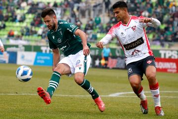 El jugador de Santiago Wanderers Ezequiel Rescaldani, izquierda, disputa el balon con Diego Garcia de Deportes Copiapo durante el partido de primera B realizado en el estadio Elias Figueroa de Valparaiso, Chile.