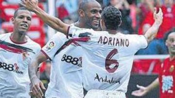 <b>POR TODO LO ALTO. </b>Adriano y Luis Fabiano felicitan a Kanouté por uno de los goles conseguidos ayer ante el Nàstic.
