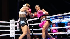 Christina Linardatou y Alycia Baumgardner en el ring.