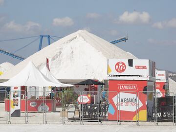 Estos son los preparativos que se están llevando a cabo para la salida de la ansiada Vuelta a España 2019. Tendrá lugar mañana 24 de agosto en las salinas de Torrevieja, Alicante.