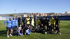 Jugadores y t&eacute;cnicos del M&aacute;laga con el equipo Genuine.