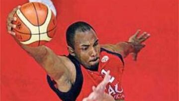 <b>ESFUERZO SIN PREMIO. </b>El Tau remontó para caer al final.