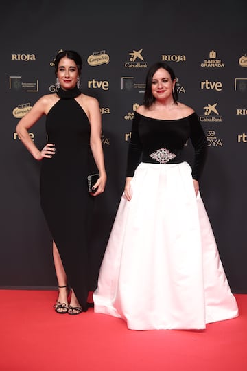 La actriz Elisa Zulueta (i) y la directora Maite Alberdi (d) posan en la alfombra roja.