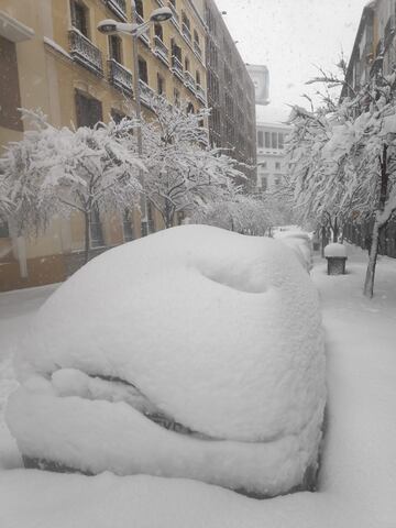 Una de las calles del centro de Madrid cubiertas de nieve. 