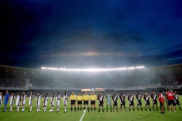 La FIFA, queriendo dar un impulso a la Copa Intercontinental y a su vez estudiar nuevas innovaciones, organizó el primer Mundial de Clubes en el año 2000. Se celebró en Brasil y acudieron el Corinthians (que sería el campeón) y el Vasco da Gama (campeón de la Libertadores) brasileños, el Real Madrid (campeón de la Intercontinental de 1998) y el Manchester United (por entonces campeón de la Champions), por parte europea, el Necaxa mexicano (campeón de la CONMEBOL), el Al Nassr (campeón de Asia), el Raja de Casablanca (campeón de África) y el South Melbourne (campeón de Oceanía).
