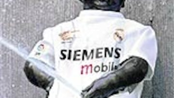 <b>MENNEKEN PIS.</b> El Menneken Pis además de vestirse de blanco ha orinado 24 litros de vino de Valdepeñas durante el acto.