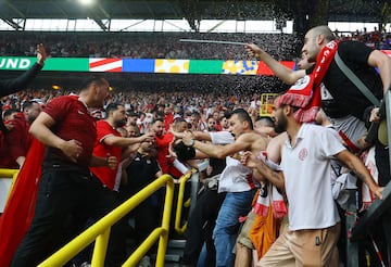 Grupos de hooligans de la selección turca y la georgiana se enfrentaron una esquina del Signal Iduna Park en los prolegómenos del partido que les enfrentaba. Los efectivos desplegados para el partido eran más de 3.000 ante la posibilidad de que hubiera altercados entre dos aficiones muy calientes.