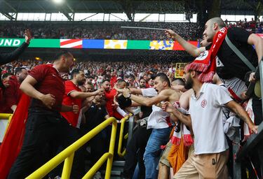 Grupos de hooligans de la selección turca y la georgiana se enfrentaron una esquina del Signal Iduna Park en los prolegómenos del partido que les enfrentaba. Los efectivos desplegados para el partido eran más de 3.000 ante la posibilidad de que hubiera altercados entre dos aficiones muy calientes.