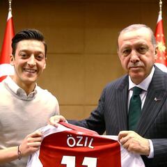 Özil se pasa a la política