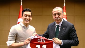 Özil se pasa a la política