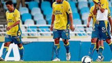 <b>APESADUMBRADOS. </b>Darino, Saúl, Jorge y Marcos Márquez caminan cabizbajos tras encajar el gol de la Real Sociedad ayer en Anoeta.