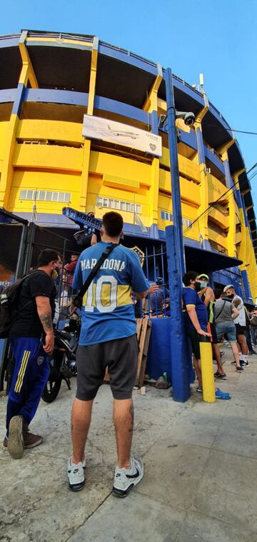 Homenaje a Maradona en el exterior de La Bombonera de Boca.