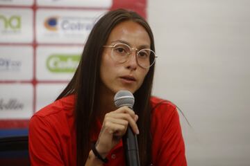 Daniel Ossa, presidente del DIM y Liliana Zapatra, presidenta de Formas Intimas fueron los encargados de presentar la plantilla del equipo para esta Liga Femenina 2022.