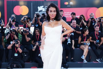 La modelo y empresaria hispanoargentina, una vez m¨¢s, ha brillado en el Festival de Venecia. La pareja de Cristiano Ronaldo ha atra¨ªdo todos los 'flashes' con su nuevo look. Visti¨® un vestido blanco de ?scar de la Renta,con escote palabra de honor y abertura en la pierna.