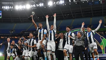 Doha (Qatar), 14/12/2024.- Players of Pachuca celebrate with the FIFA Challenger Cup trophy after winning their match against Al Ahly FC, part of the FIFA Intercontinental Cup 2024 in Doha, Qatar, 14 December 2024. (Catar) EFE/EPA/NOUSHAD THEKKAYIL