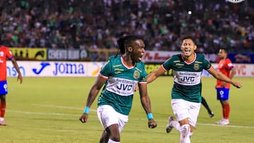 Rubilio Castillo celebra el 2-2 de CD Marathón contra CD Olimpia en la final de ida de la Liga Hondubet. (CD Marathón)