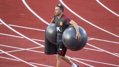 Luis enrique, cargado en un entrenamiento.