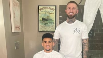 Luis D&iacute;az visita barber&iacute;a por recomendaci&oacute;n de Roberto Firmino. El delantero colombiano se realiz&oacute; su primer cambio de look desde su llegada a Inglaterra.