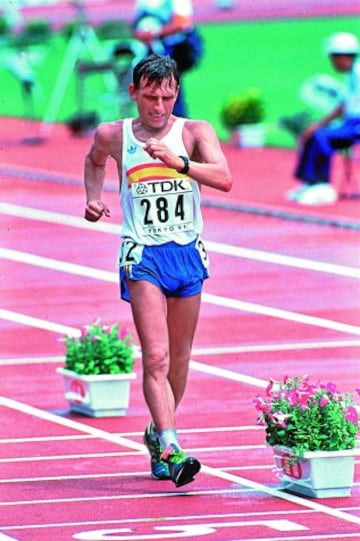 En el europeo de Atenas, al aire libre, fue José Marín, oro en 20 km marcha y plata en los cincuenta el que llevaría el atletismo español a lo mas alto. 